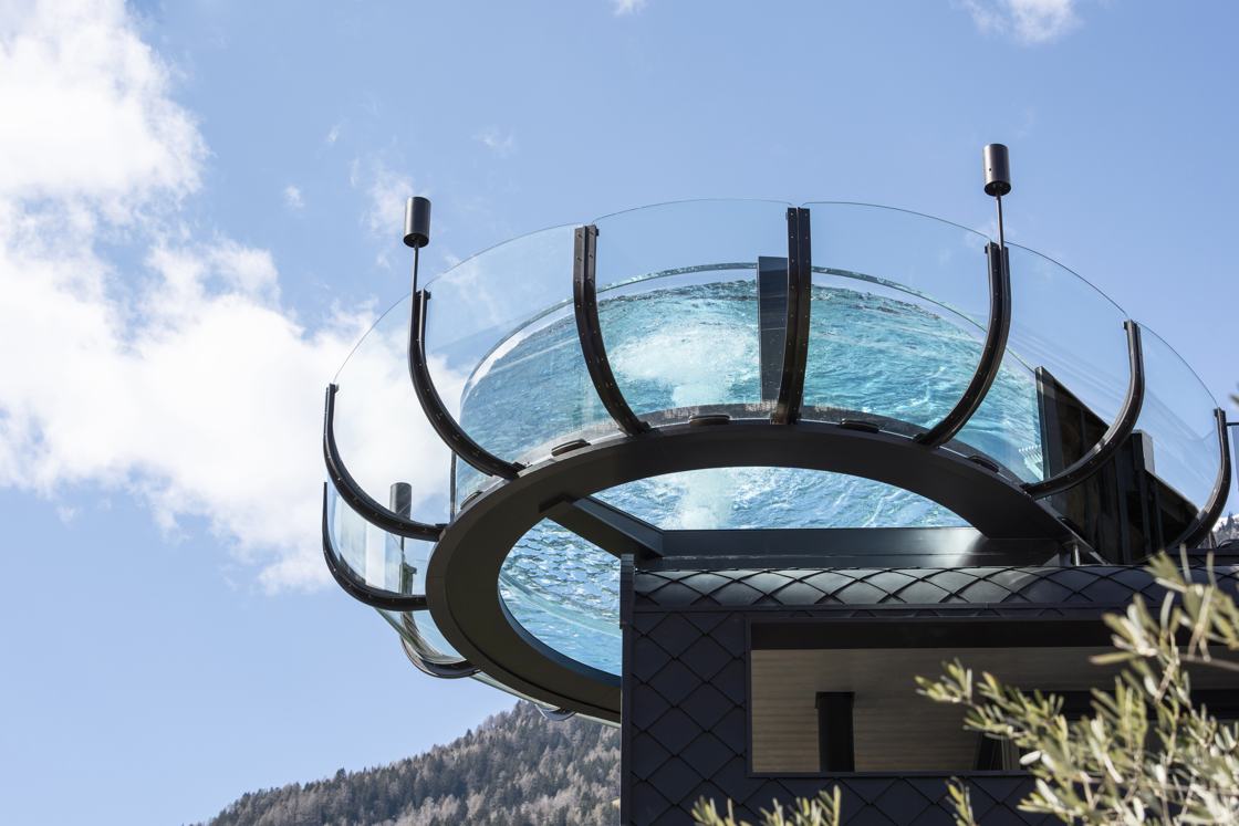 La piscina esterna del Quellenhof Luxury Resort Passeier immersa nel paesaggio alpino