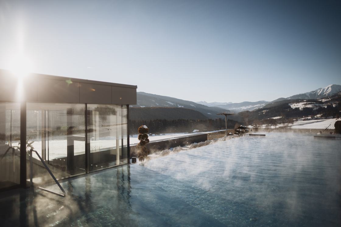 La piscina panoramica dell’Hotel Solvie e le montagne innevate